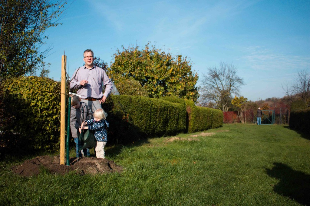 Stefan Grundei, Geschäftsführer des Bundesverband Deutscher Gartenfreunde e.V., unterstützt von seinen Kindern Foto: Dr. Rainer Sermann