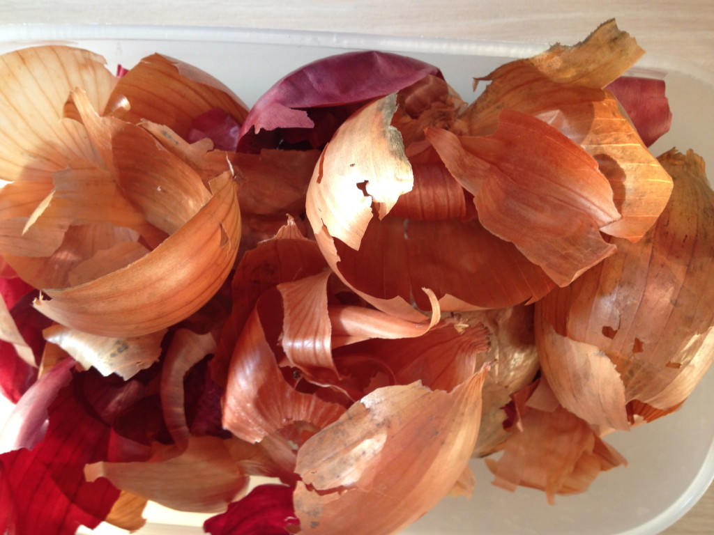 Ostereier mit Zwiebelschalen färben Foto: Uta Richter