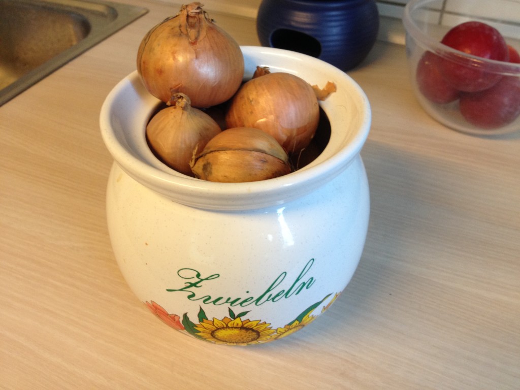 Ostereier mit Zwiebelschalen färben Foto: Uta Richter