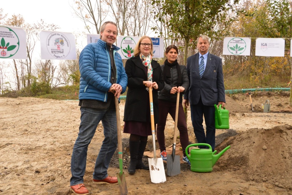 Frank Welzel, Projektkoordination der Stiftung NatureLife-International, Katharina Langsch, Geschäftsführerin der IGA Berlin 2017 GmbH, Marina Neher, Projektmanagement der Stiftung NatureLife-International, Günter Landgraf, Präsident des Landesverbandes Berlin der Gartenfreunde e.V. Foto: Udo Lauer