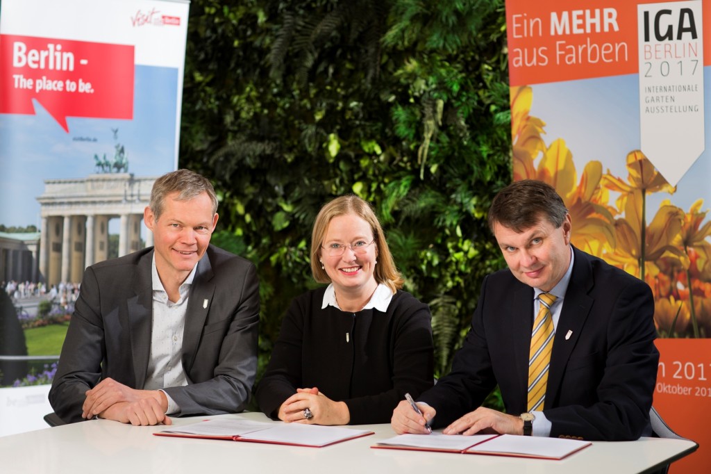 visitBerlin wirbt für die IGA – Vertragsunterzeichnung: Christoph Schmidt, Katharina Langsch, Burkhard Kieker (v.l.) Foto: Dirk Mathesius
